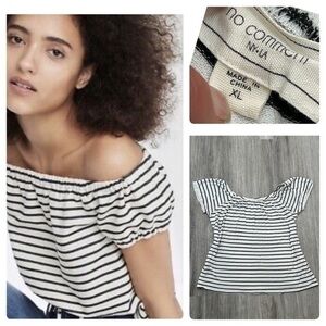 NO COMMENT black white striped on or off shoulder short sleeve blouse top. EEUC.
